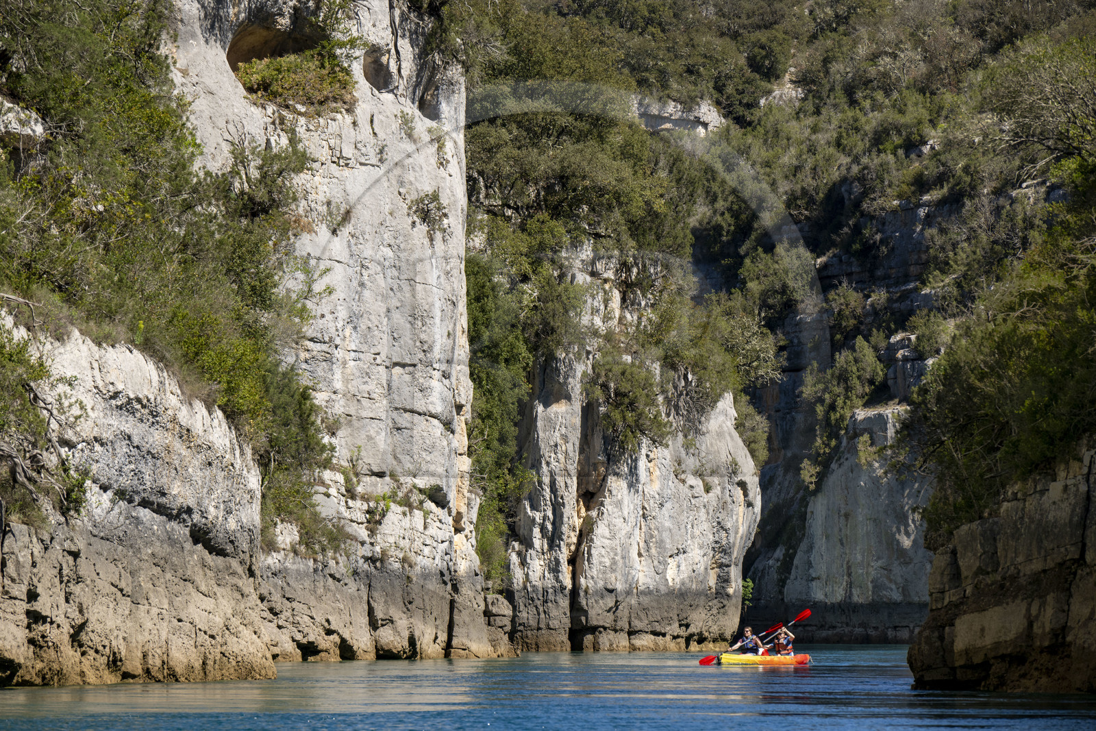 Var (83) rive gauche et Alpes-de-Haute-Provence (04) rive droite, Parc Naturel Régional du Verdon, Basses Gorges du Verdon en aval du lac de Sainte Croix, découverte en kayak des gorges de Baudinard