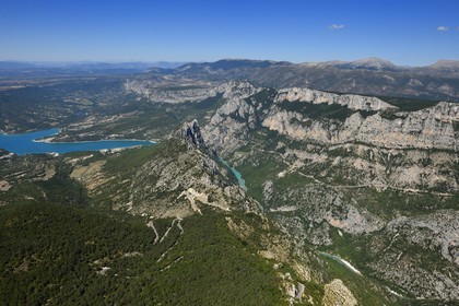 Var (83) rive gauche et Alpes-de-Haute-Provence (04) rive droite, Parc Naturel Régional du Verdon, les Gorges du Verdon qui débouchent sur le lac de Sainte Croix (vue aérienne)