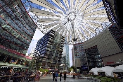 Allemagne, Berlin, Potsdamer Platz, Sony Centre du nouveau forum recouvert par une coupole en verre de l'architecte Helmut Jahn