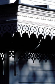 France, île de la Réunion, une case créole avec ses lambrequins à motifs géométriques