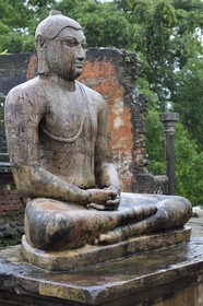 Sri Lanka, province du Centre-Nord, Polonnaruwa, l'ancienne capital du pays (XIe au XIIIe siècle) est classée au Patrimoine Mondial de l'UNESCO, terrasse de la relique de la dent, Vatadage (chambre des reliques) avec sa statue de Bouddha