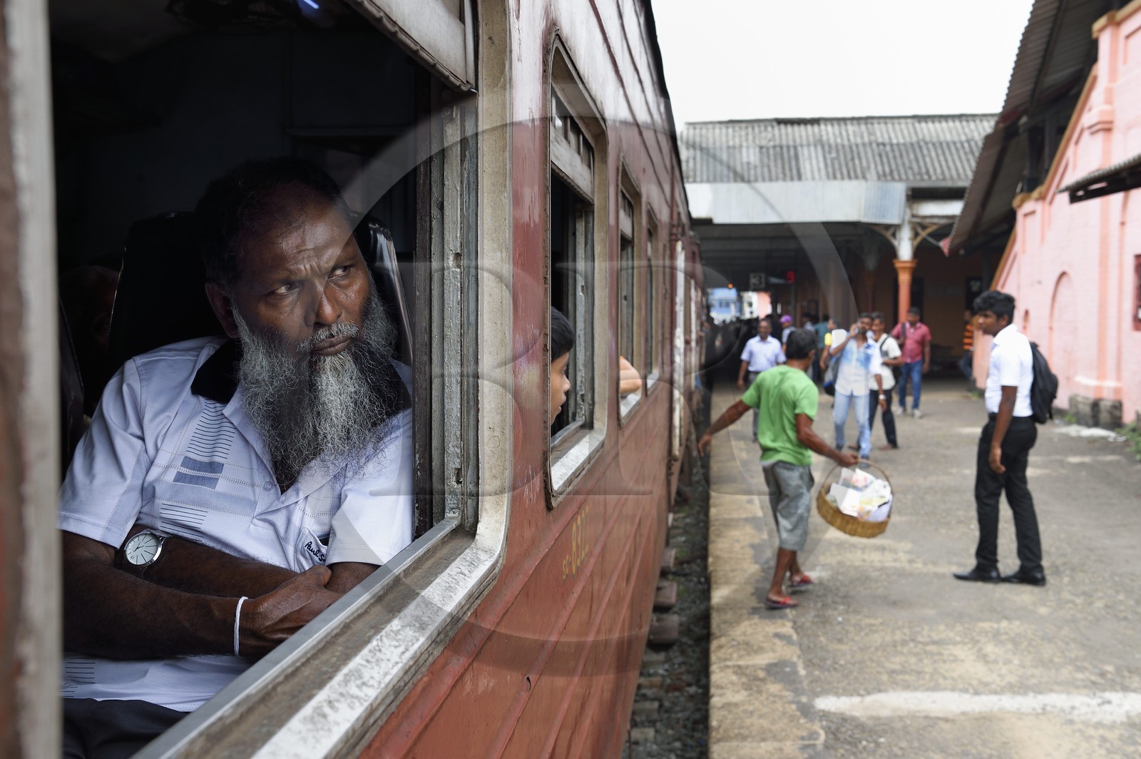 Sri Lanka, Province de l'Ouest, train de Galle à Colombo en gare de Wadduwa