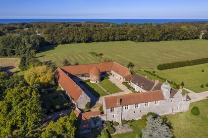 France, Seine-Maritime (76), Côte d'Albatre, Pays de Caux, Varengeville-sur-Mer, le Manoir d'Ango et son colombier (vue aérienne)