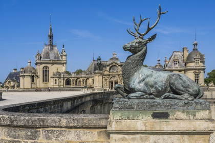 France, Oise (60), Chantilly, le chateau de Chantilly et musée Condé, terrasse du Connétable, cerf assis oeuvre du sculpteur Auguste Cain