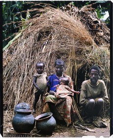 Burundi, province de Muyinga, potiers Twa ou Batwa (pygmées), leur habitat est généralement très pauvre comme ici des cases en paille, les pots (inkono) en argile sont modelés à la main sur un tesson de vieux pot par la technique du colombin, après être lissé, un dessin est imprimé à l'aide d'un bâtonnet ou d'une cordelette tressée qu'on fait rouler sur la surface du pot, lorsque les pots sont secs au bout de plusieurs jours, ils sont sommairement cuits dans un feu de branchages et d'herbes mais les cendres de la cuisson doivent apparaître lors de la vente afin de prouver que le pot n'a jamais été utilisé par les Twa car personne n'en voudrait (reproduction plan-film inversible 4x5)
