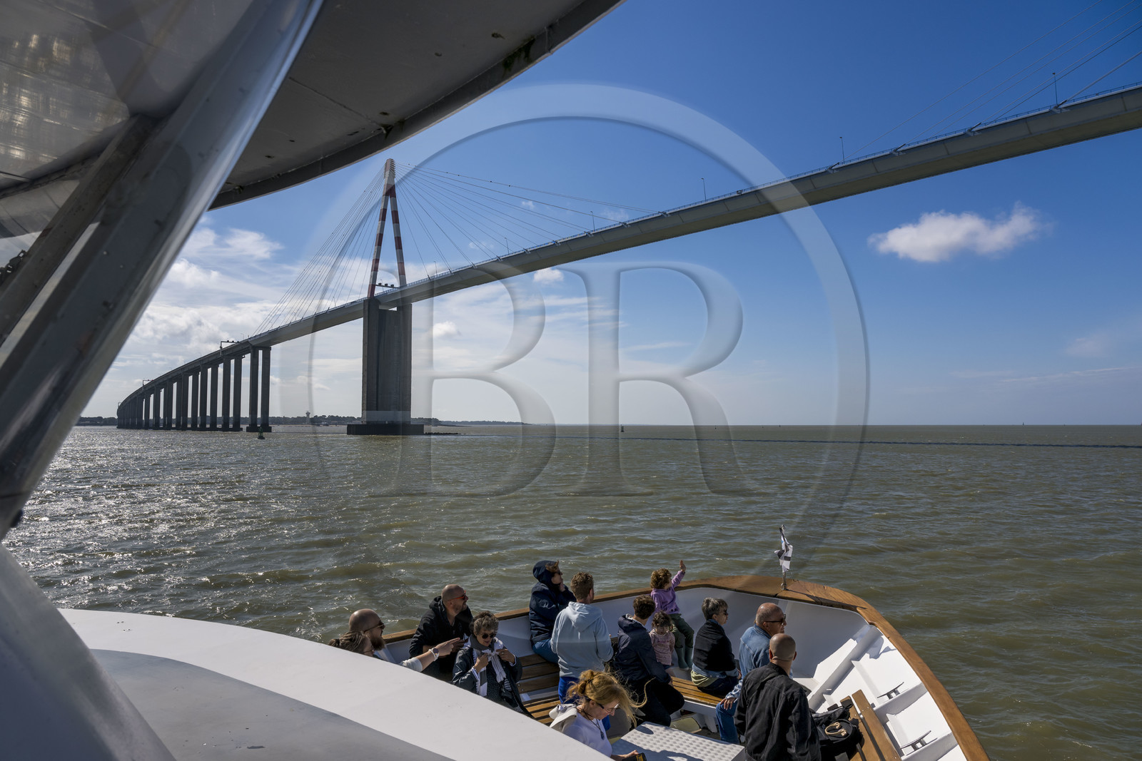 France, Loire-Atlantique (44), Estuaire de la Loire, Saint-Nazaire, bateau touristique passant sous le pont de Saint-Nazaire