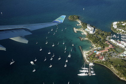 France, Martinique, avion d'Air CaraÏbes survolant Les Trois îlets près de Fort-de-France (vue aérienne)