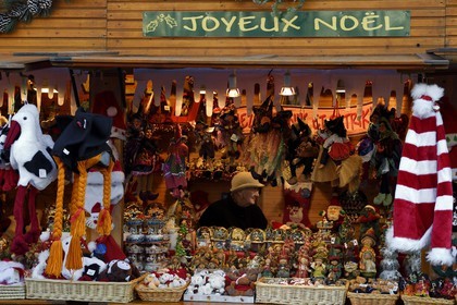 France, Bas-Rhin (67), Strasbourg, vieille ville classée Patrimoine Mondial de l'UNESCO, marché de Noël (Christkindelsmarik) de la place Broglie