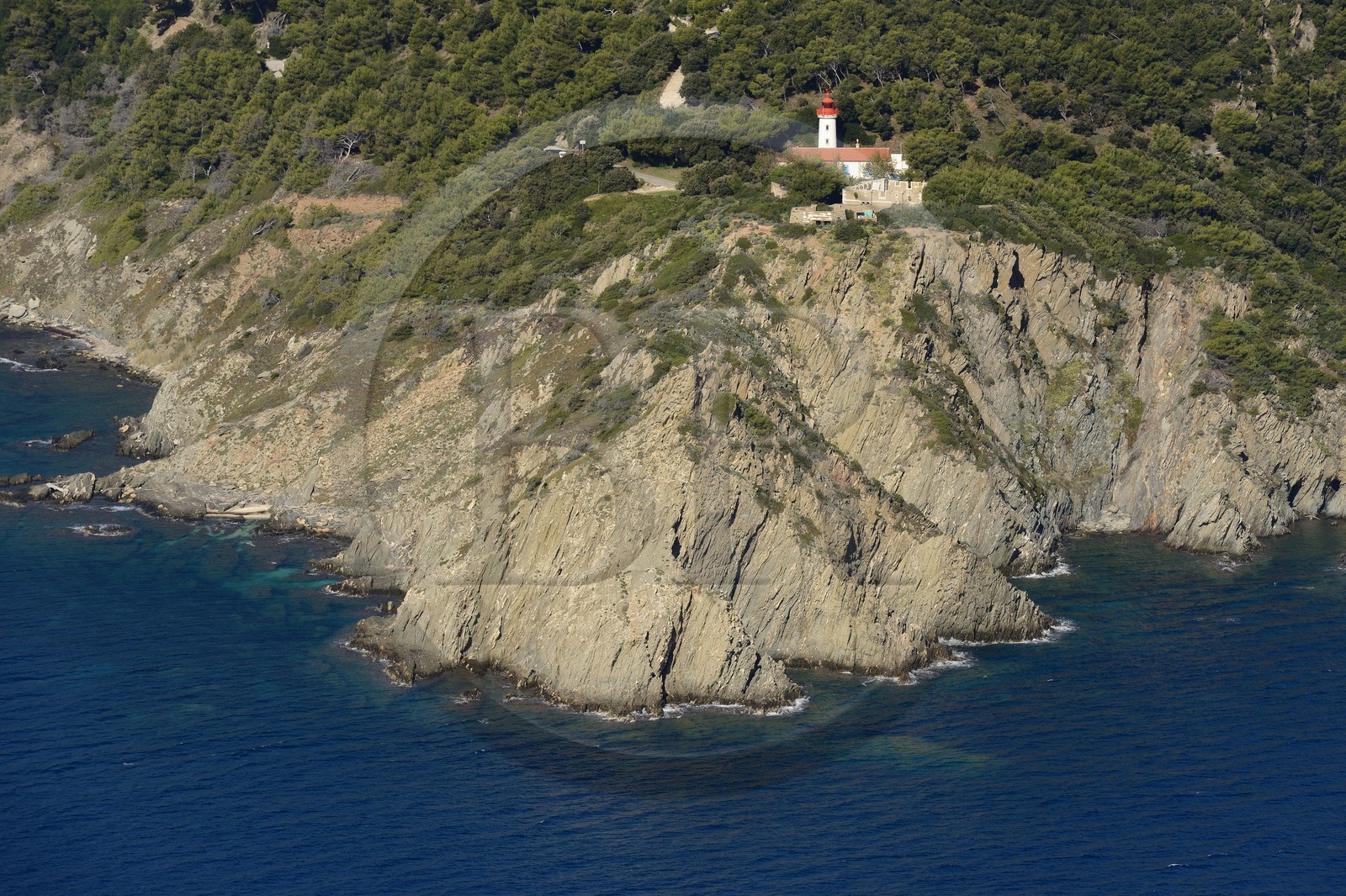 France, Var (83), Corniche des Maures, Le Lavandou, Cap Bénat, phare du Cap Blanc (vue aérienne)