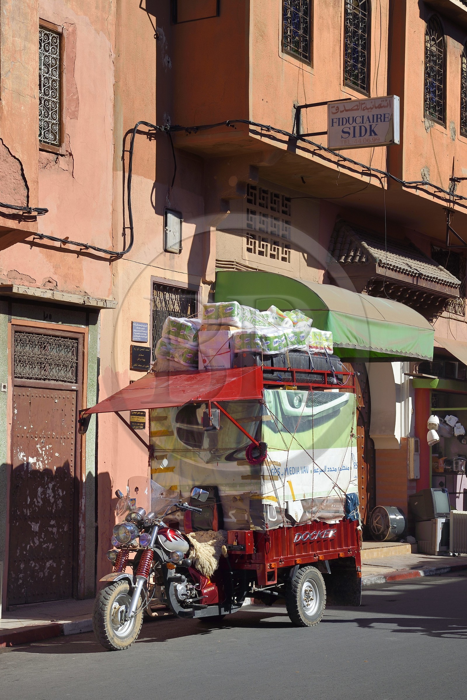 Maroc, Haut-Atlas, Marrakech, ville impériale, Médina classée Patrimoine Mondial de l'UNESCO, moto camionnette de livaison