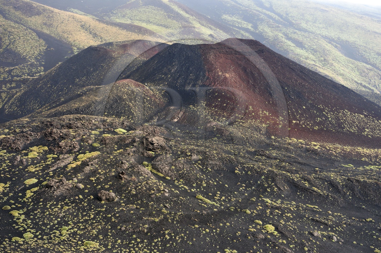 Italie, Sicile, Parc naturel régional de l’Etna, le Mont Etna, classé Patrimoine Mondial de l'UNESCO, cratère de l'éruption de 2001 non loin de la zone du refuge Sapienza
