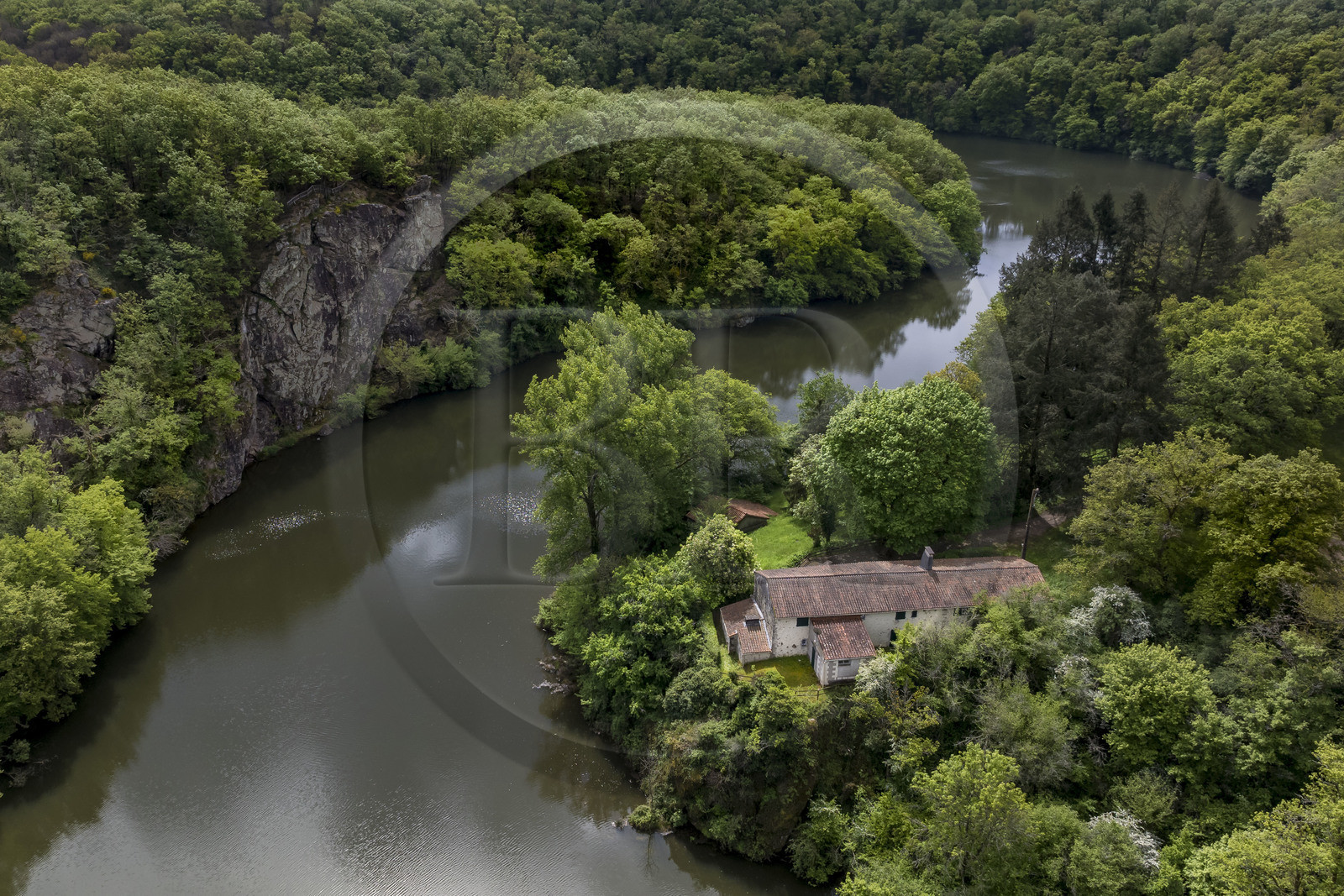 France, Vendée (85), Mervent, les boucles de la rivière La Mère dans la forêt de Mervent (vue aérienne)