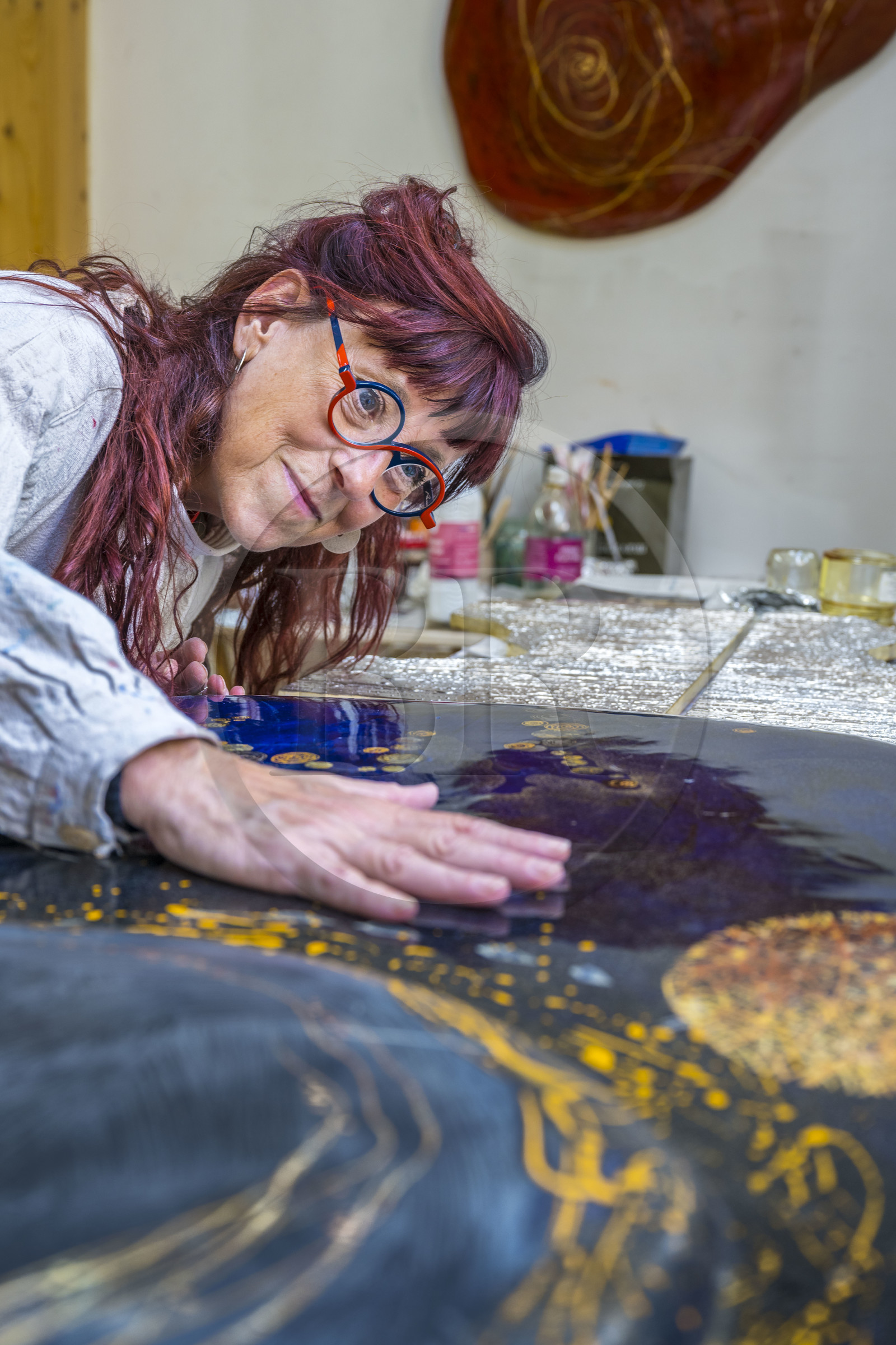 France, Hauts-de-Seine (92), Colombes, l'artiste et laqueur Isabelle Emmerique dans son atelier