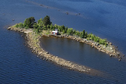 Suède, Laponie, comté de Norrbotten, région de Lulea, petite maison sur une île en Mer Baltique (vue aérienne)