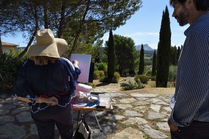 France, Bouches-du-Rhône (13), Aix en Provence, artiste peintre sur le terrain des Peintres, les tableaux les plus célèbres de Paul Cézanne ont été peints depuis ce  panorama sur la montagne Sainte-Victoire, situé chemin de la Marguerite sur la colline des Lauves