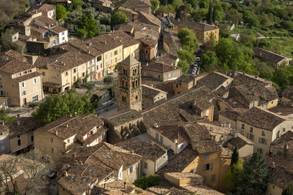 France, Alpes-de-Haute-Provence (04), Parc Naturel Régional du Verdon, Moustiers-Sainte-Marie, labellisé Les Plus Beaux Villages de France, l'église Notre-Dame-de-l'Assomption avec son clocher du XIIe siècle en tuff