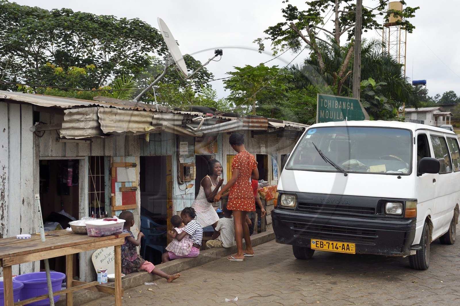 Gabon, Province de Moyen-Ogooué, petit restaurant sur la Route National 1