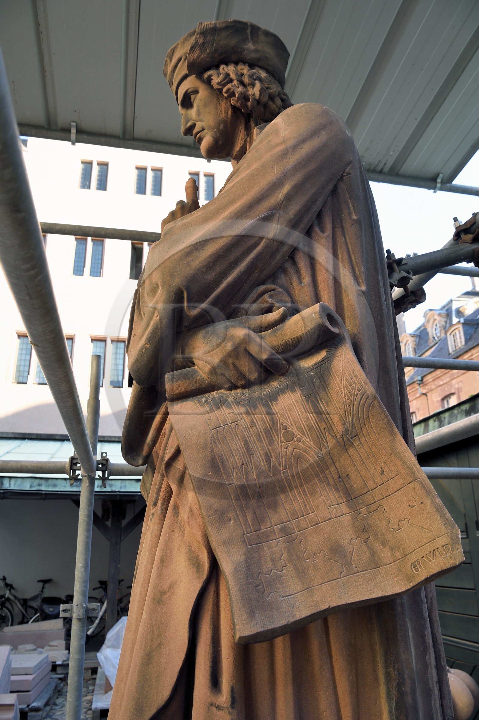 France, Bas-Rhin (67), Strasbourg, vieille ville classée au Patrimoine Mondial de l'UNESCO, ateliers de la Fondation de l'Oeuvre Notre-Dame, statue en restauration de Maitre Erwin de Steinbach, maitre d'oeuvre de la facade occidentale (portails et grande rose) au XIIIème siècle, par le sculpteur Philippe Grass (1866)