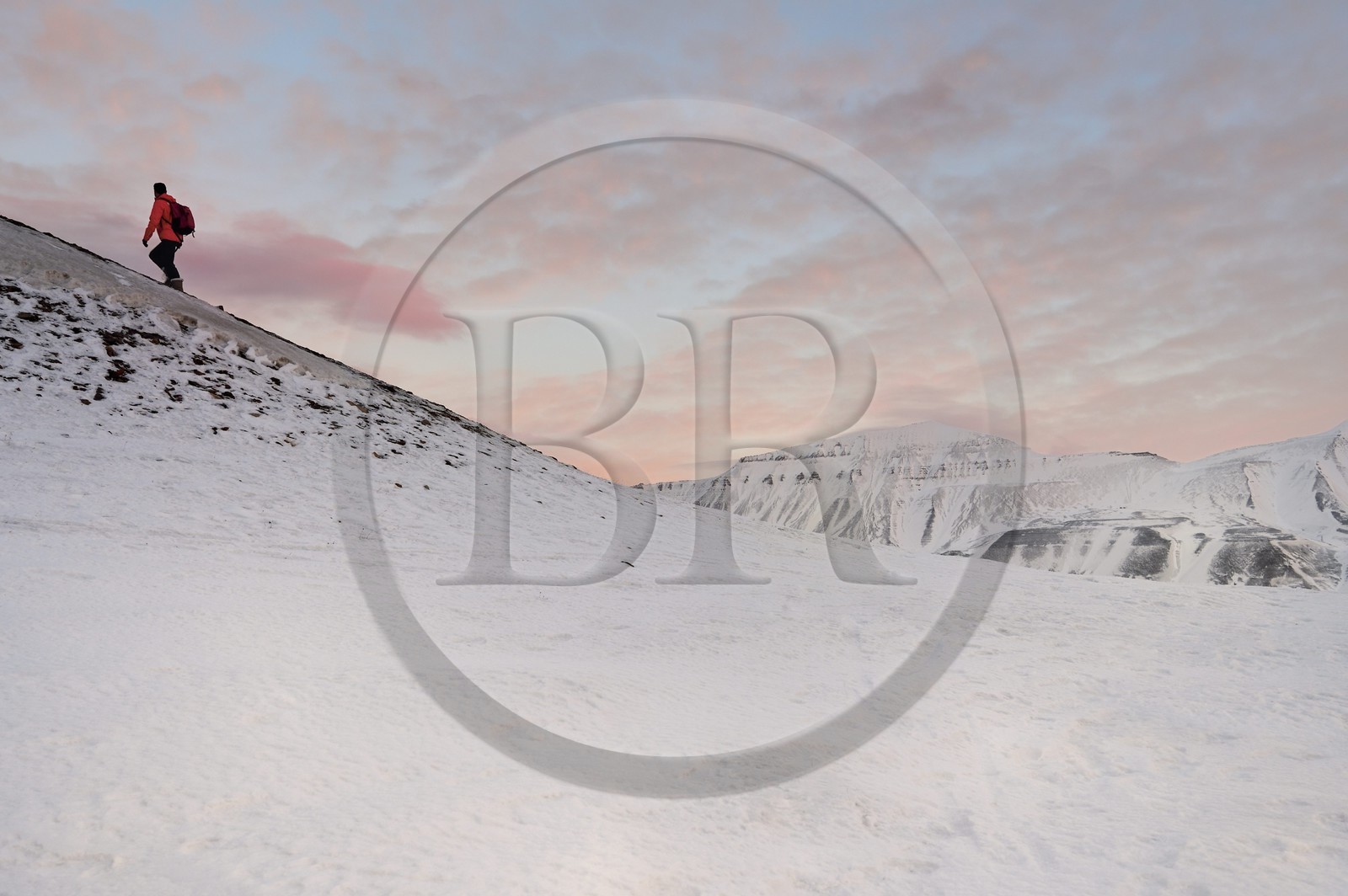 Norvège, Svalbard, Spitzberg, Longyearbyen, randonneur escaladant une colline