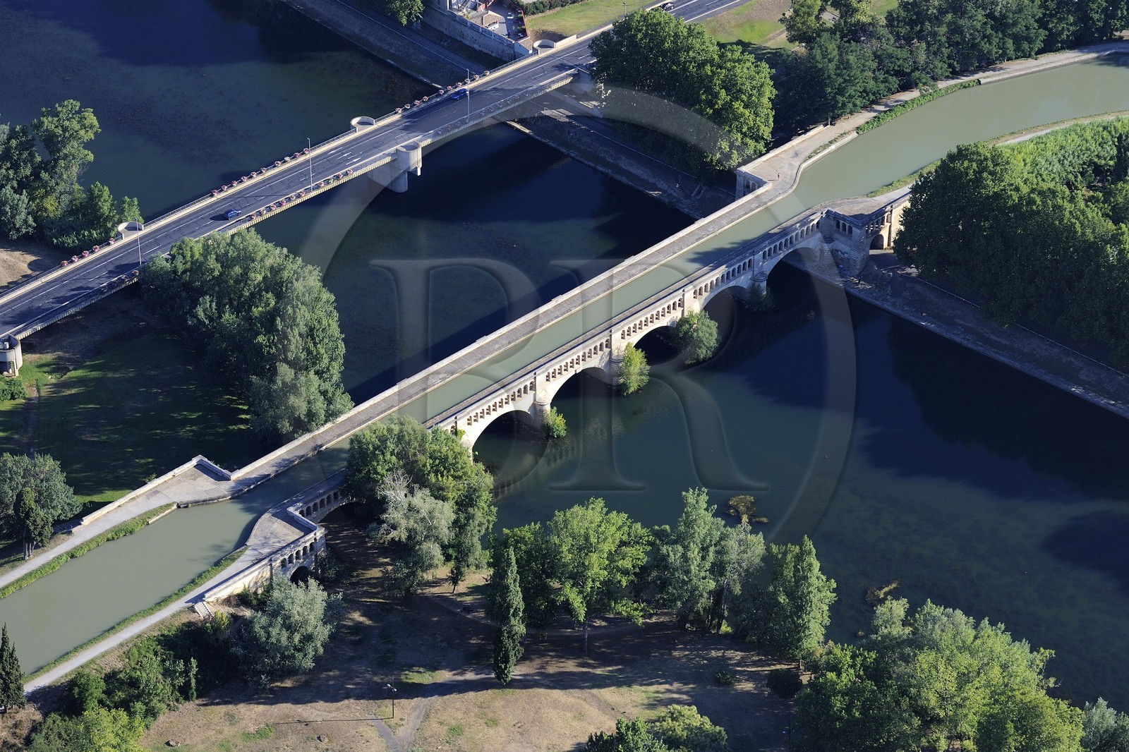 France, Hérault (34), Béziers, le Pont Canal du Canal du Midi, classé Patrimoine Mondial de l'UNESCO, passant sur la rivière Orb (vue aérienne)