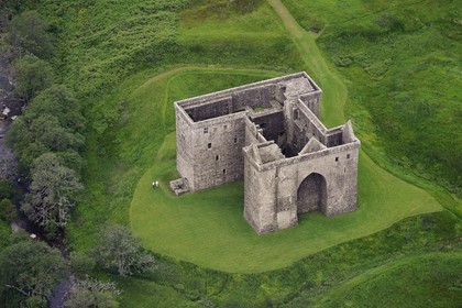 Royaume-Uni, Ecosse, région des Borders, Liddesdale, Newcastleton, Hermitage Castle construit aux XIVème et XVème siècles (vue aérienne)