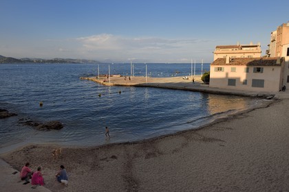 France, Var (83), Saint-Tropez, la plage de la Ponche où se dressent de hautes maisons aux façades couleurs ocre, jaune ou orangé