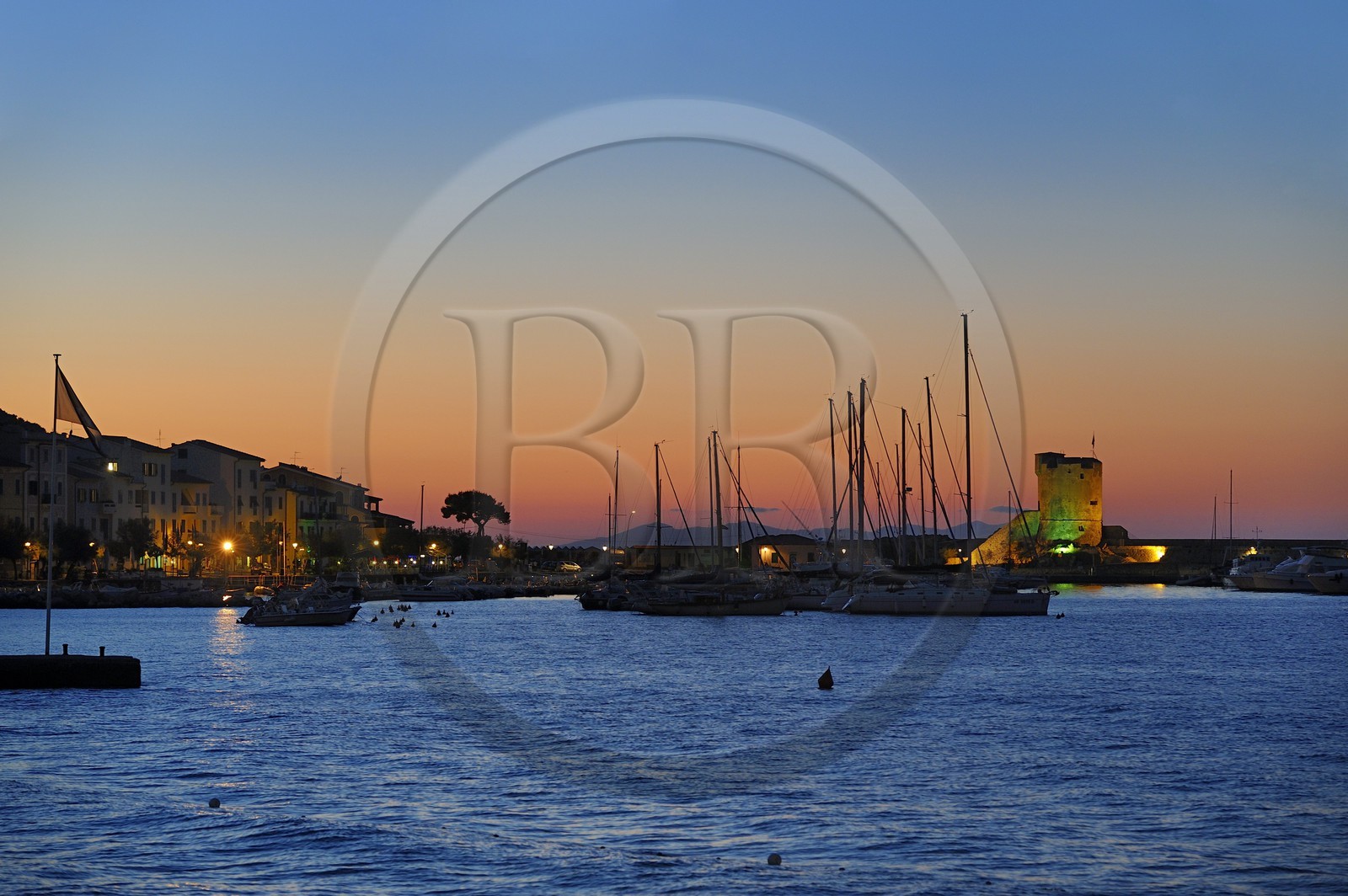 Italie, Toscane, l’Ile d’Elbe, Port de Marciana Marina et la Tour Pisane construite au XIIeme siècle
