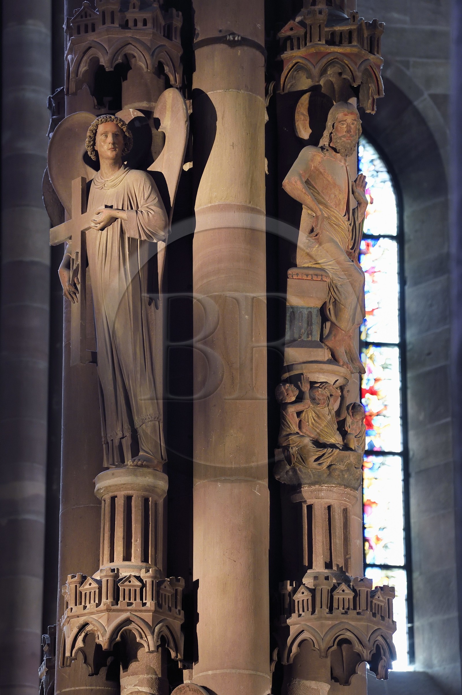 France, Bas-Rhin (67), Strasbourg, vieille ville classée au Patrimoine Mondial de l'UNESCO, la cathédrale Notre-Dame, bras sud du transept, le pilier des Anges construit vers 1230