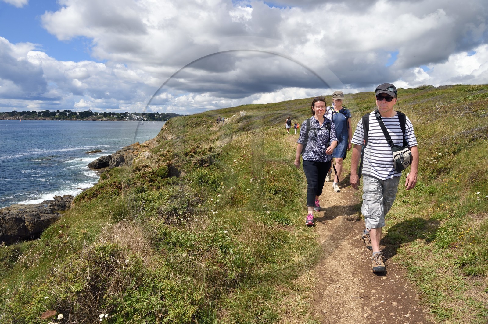 France, Finistère (29), Moelan-sur-Mer, le littoral entre Kerfany les Pins et la plage de Trenez sur le chemin de Grande Randonnée GR 34 ou sentier des douaniers