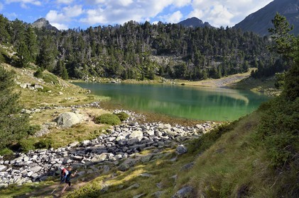 France, Hautes-Pyrénées (65), Saint-Lary-Soulan et Vielle-Aure, randonnée sur une variante du GR10 entre le col de Portet et les lacs de Bastan en bordure de la réserve naturelle de Néouvielle, lac de Bastan inférieur