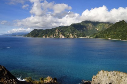 Caraïbes, Ile de la Dominique, la baie de Soufrière depuis la péninsule de Cachacrou à Scotts Head