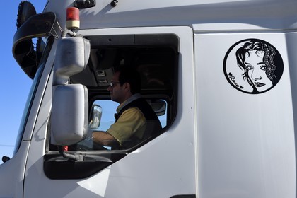 Iran, Province de Yazd, désert du Dasht-e Kavir, Kharanaq, cabine de camion ornée du portrait de la femme du camionneur