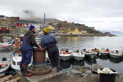 Groenland, cote ouest, baie de Baffin, le port de la ville de Uummannaq accrochée à la roche