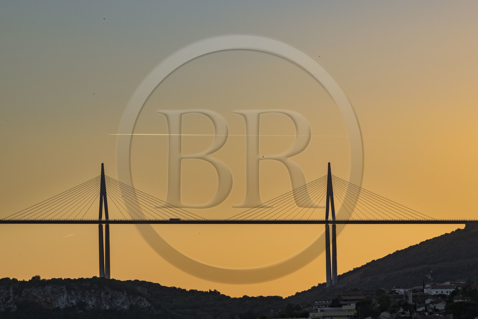 France, Aveyron (12), parc naturel régional des Grands Causses, Millau, le viaduc de Millau des architectes Michel Virlogeux et Norman Foster, entre le Causse du Larzac et le Causse de Sauveterre au dessus du Tarn