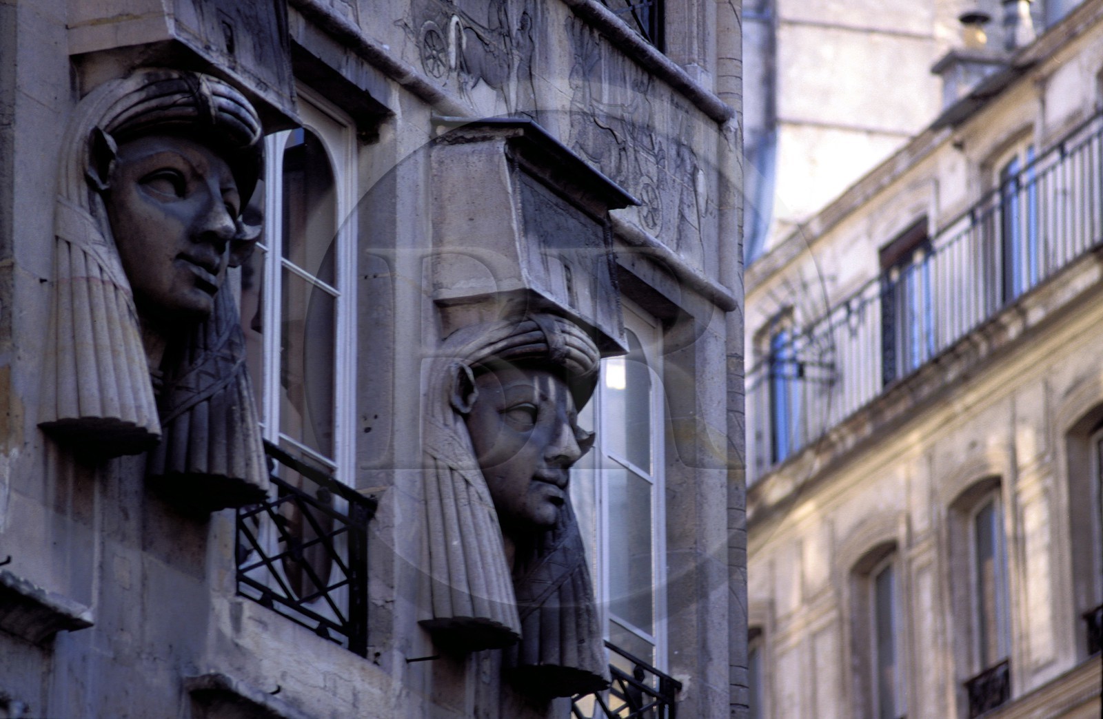 France, Paris (75), place du Caire, entrée du Passage du Caire, chapiteaux hathoriques d'inspiration égyptienne