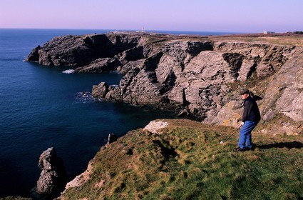 France, Morbihan (56), Belle-Île, le trou n°2 franchit la falaise dans le golf de Belle-Île