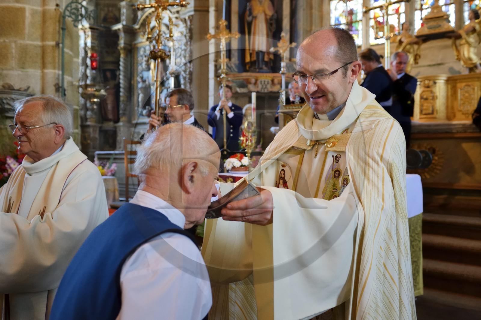 France, Finistère (29), Locronan, labellisé Les Plus Beaux Villages de France, église Saint-Ronan, procession de la petite Troménie, le curé donne les côtes reliquaires de Saint-Ronan à baiser