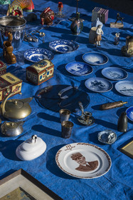 France, Hérault (34), Palavas-Les-Flots, marché aux puces et brocante du samedi matin, assiette arborant le maréchal Pétain et la devise travail famille patrie