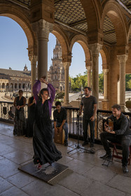 Espagne, Andalousie, Séville, Parque de Maria Luisa, Plaza de Espana (Place d'Espagne) construite par l'architecte Anibal Gonzalez pour l'Exposition ibéro-américaine de 1929, spectacle de danse flamenco