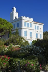France, Var (83), la rade de Toulon, La Seyne-sur-Mer, quartier de Tamaris, la villa du Croissant de style orientaliste reconnaissable à sa tour-minaret