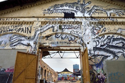 Allemagne, Berlin, RAW Tempel, haut lieu de l’art libre et urbain entre Revaler Strasse et les voies de chemin de fer de la station Warschauer Strasse, Join the phallic revolution street art de l'artiste Ralltox