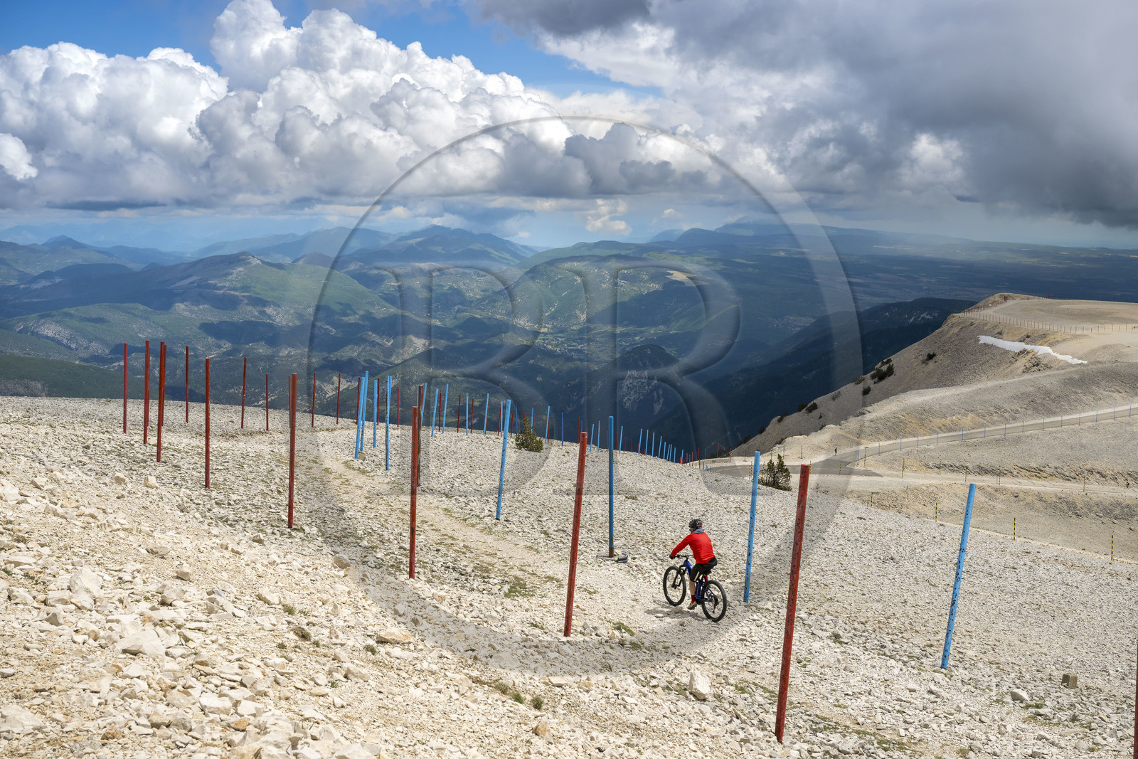 France, Vaucluse (84), Parc Naturel Régional du Mont Ventoux, Bedoin, cyclistes au sommet du Mont Ventoux (1910m)