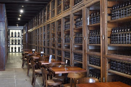 Portugal, Ile de Madère, Funchal, Madeira Wine Company, Madère (vin doux naturel) stockés dans la vinothèque de la marque Blandy's (fondée en 1811)