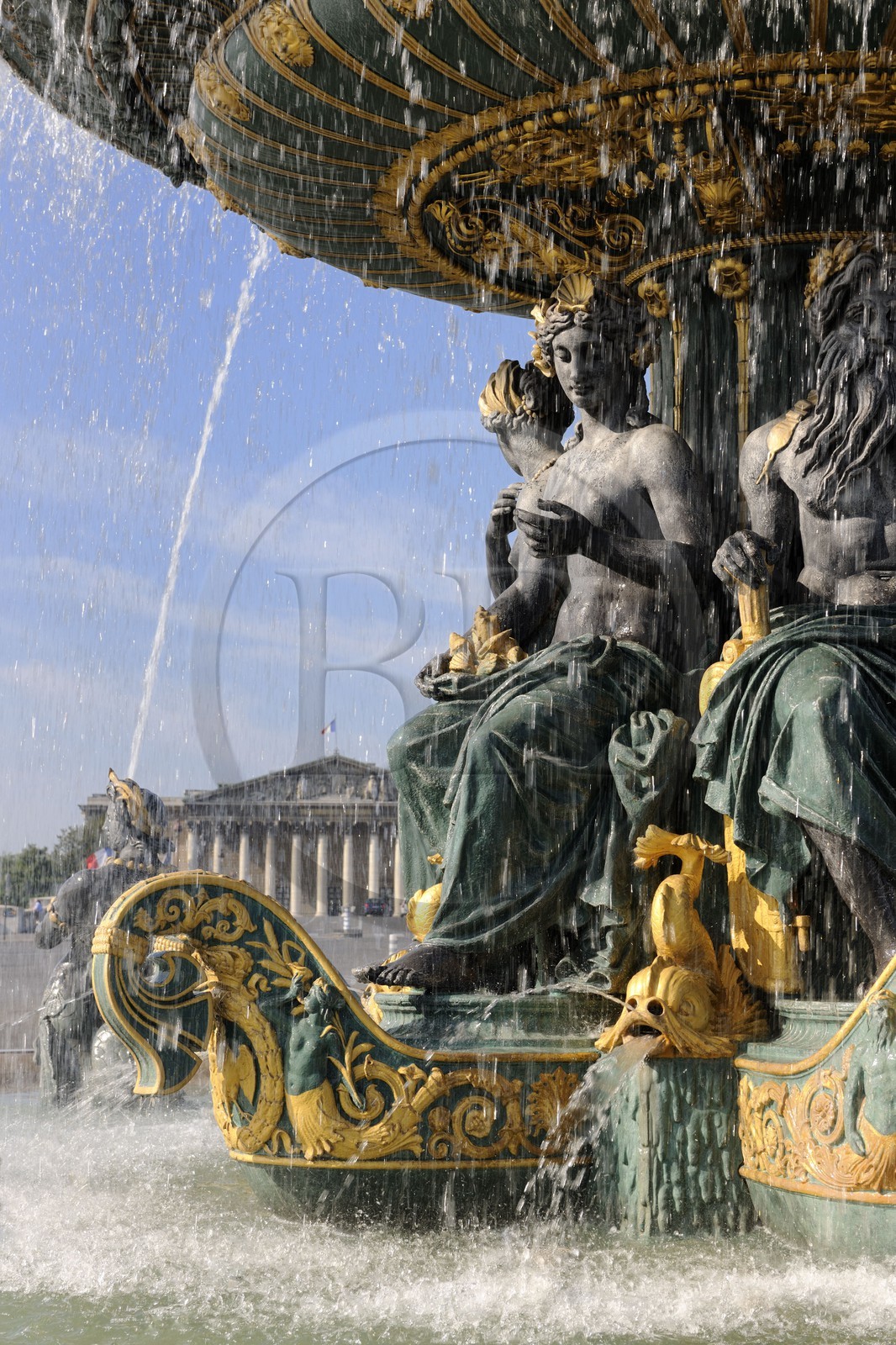 France, Paris (75), la Fontaine des Mers et l'obélisque sur la place de La Concorde