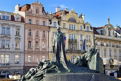 République Tchèque, Prague, centre historique classé Patrimoine Mondial de l'UNESCO, la vieille ville (Stare Mesto), place de la vieille ville (Staromestske namesti), le mémorial de Jan Hus