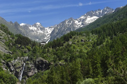 France, Alpes-Maritimes (06), parc national du Mercantour, Haute-Vésubie, vallon de la Gordolasque, l'hôtel du Grand Capelet semble comme posé sur le verrou glacière