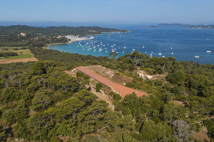 France, Var (83), Iles d'Hyères, parc national de Port Cros, Ile de Porquerolles, le Monastère orthodoxe Sainte-Marie dans l'ancien fort de la Repentance, le chateau Sainte-Agathe dominant le port en arrière-plan (vue aérienne)