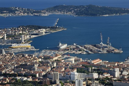 France, Var (83), Toulon, la rade depuis le Mont Faron avec la ville et le port, la presqu'Ile de Saint-Mandrier en arrière plan