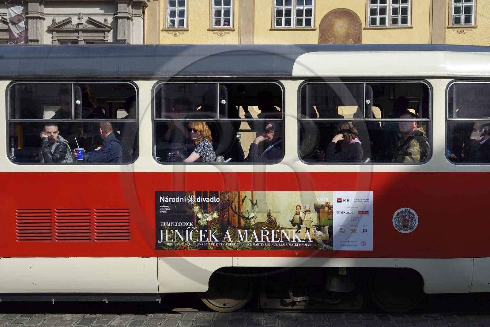 République Tchèque, Prague, centre historique classé Patrimoine Mondial de l'UNESCO, quartier Mala Strana, tramway sur la place Malostranske