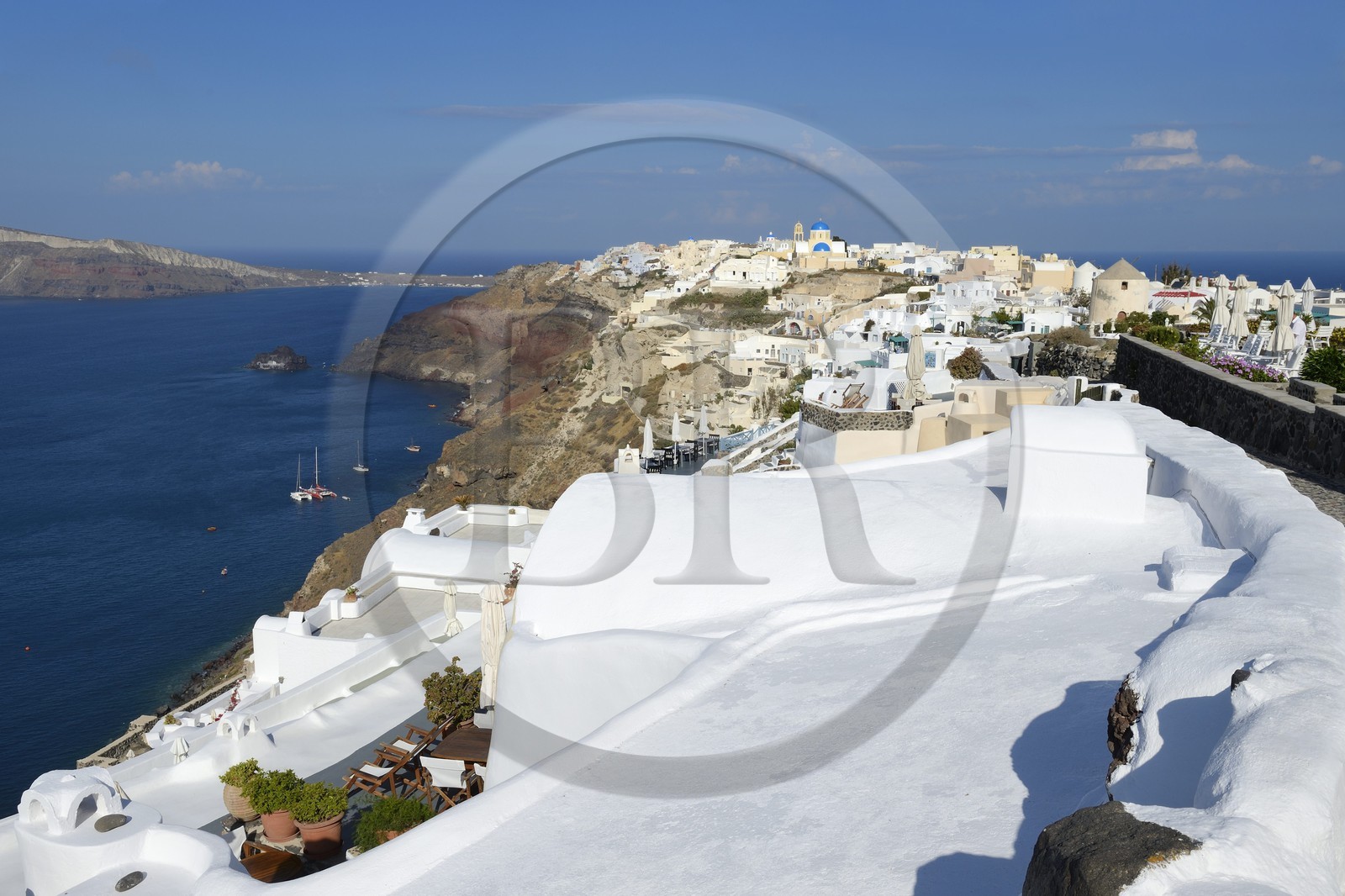 Grèce, Les Cyclades, mer Égée, île de Santorin (Thira ou Théra), le village de Oia qui surplombe la Caldera
